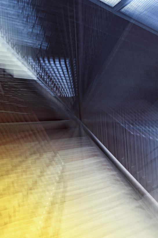 无人,高楼大厦,栏杆,竖图,室外,白天,留白,正面,抽象,运动模糊,广角镜头,鱼眼镜头,办公楼,楼梯,大厦,建筑,摩天大楼,写字楼,玻璃,扶手,栅栏,阶梯,天窗,篱笆,围栏,护栏,台阶,玻璃制品,楼宇,商务楼,笼统,彩图,大楼,高层建筑,高楼,摩天楼