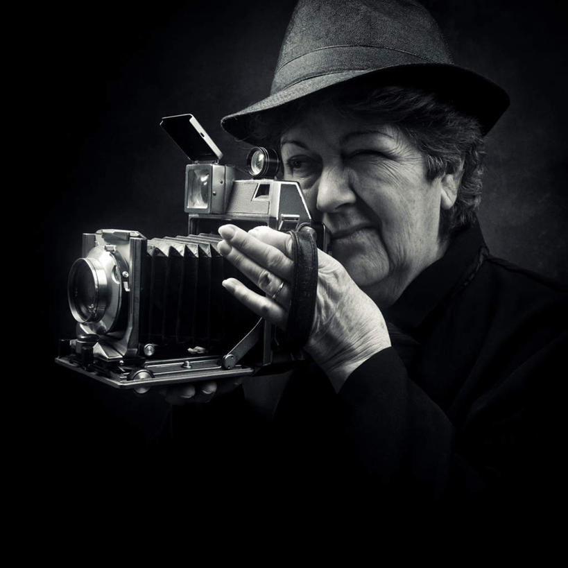 西方人,皱纹,一个人,站,举,方图,黑白,室内,白天,正面,帽子,相机,欧洲,欧洲人,仅一个女性,仅一个人,握,黑色背景,服装,古典,拿,拿着,注视,休闲装,礼帽,拍照,衣服,数码相机,观察,看,托,站着,休闲,休闲服,单反,握着,摄影,服饰,仅一个老年女性,影棚,观看,单反相机,察看,关注,对准,瞄准,经典,老年女性,女人,女性,白种人,照相机,举起,举手,举着,向上举,向上伸,向上托,站立,半身,影棚拍摄,拍摄,照相