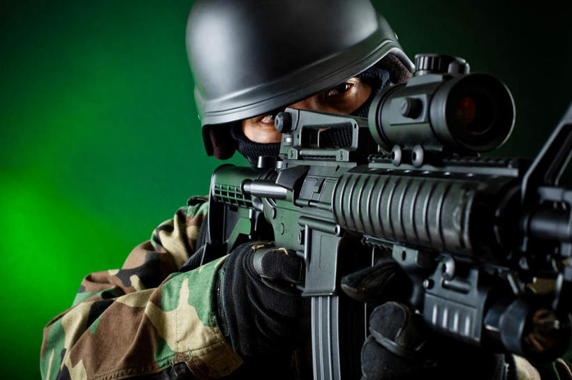 西方人,一个人,站,举,横图,室内,白天,侧面,制服,安全,帽子,欧洲,欧洲人,仅一个男性,仅一个人,握,头盔,防护,注视,队伍,仅一个年轻男性,安全帽,手套,观察,看,托,站着,握着,摄影,影棚,观看,保护,军人,察看,武士,关注,对准,瞄准,保险,来福枪,部队,军队,保全,周全,安稳,安定,防护手套,甲士,平安,男人,男性,年轻男性,白种人,举起,举手,举着,向上举,向上伸,向上托,站立,半身,彩图,影棚拍摄,拍摄