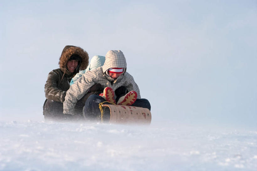 西方人,儿童,三个人,伙伴,朋友,坐,拉,笑,微笑,露齿笑,横图,室外,白天,正面,友谊,雪,雾,大雪,欧洲,圣诞节,欧洲人,撑,节日,朦胧,模糊,庆祝,滑雪,积雪,雪景,冬季,冬天,文化,运动器械,车,小孩,交通工具,庆典,同学,健身器械,寒冷,纪念,滑雪板,滑雪鞋,雪橇,迷雾,撑着,载具,健身器材,雪橇车,滑雪装备,严寒,礼物车,友情,男孩,男人,男性,白种人,大雾,坐着,彩图,全身,运动器材,男生,冬衣,寒衣