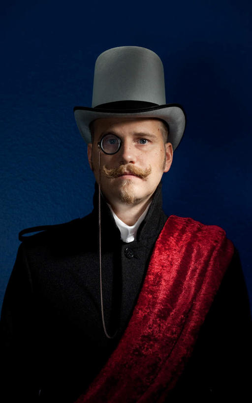 西方人,眼睛,眉毛,睫毛,胡须,一个人,站,竖图,室内,白天,正面,婚纱,帽子,欧洲,欧洲人,瞳孔,仅一个男性,仅一个人,注视,礼帽,仅一个年轻男性,观察,看,站着,眼部,摄影,影棚,观看,严肃,察看,领导,象征,庄重,关注,荣誉,代表,严厉,绶带,地位,威严,严峻,严正,男人,男性,年轻男性,白种人,山羊胡,胡子,睫,眉,眼,眼睫毛,眼眉,站立,半身,彩图,影棚拍摄,婚礼服,礼服,拍摄,眼眉毛