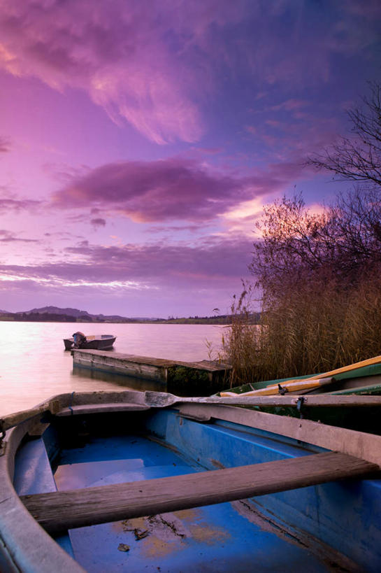 无人,码头,竖图,室外,白天,正面,旅游,度假,草地,湖,湖泊,美景,日落,山,水,植物,港口,船,德国,欧洲,湖面,景观,山峰,水流,水面,晚霞,霞光,云,云朵,落日,木船,山峦,云彩,娱乐,草,树,树木,蓝色,绿色,白云,蓝天,天空,自然,黄昏,交通工具,湖水,天,享受,休闲,景色,彩霞,放松,生长,晴朗,成长,舟,西欧,乡下,乡间,自然风光,载具,德意志联邦共和国,巴伐利亚,巴伐利亚州,拜恩州,拜恩自由州,夕照,晴空,夕阳,彩图,摆渡口,埠头,渡口,渡头,港湾,海港,货运码头,口岸,商港,斜阳