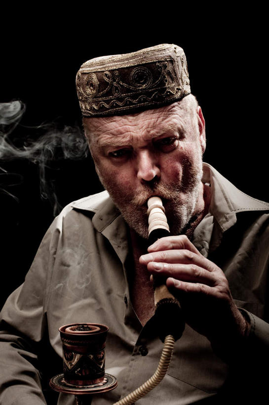 西方人,皱纹,胡须,一个人,坐,吸烟,竖图,室内,白天,正面,衬衫,帽子,欧洲,欧洲人,仅一个男性,仅一个人,握,节日,拿,拿着,注视,文化,观察,看,祈祷,仅一个老年男性,健康,握着,许愿,宗教,信仰,观看,纪念,祈求,毒品,察看,大麻,伊斯兰教,关注,无边帽,平安,老年男性,男人,男性,白种人,胡子,络腮胡,抽烟,坐着,半身,彩图,衬衣