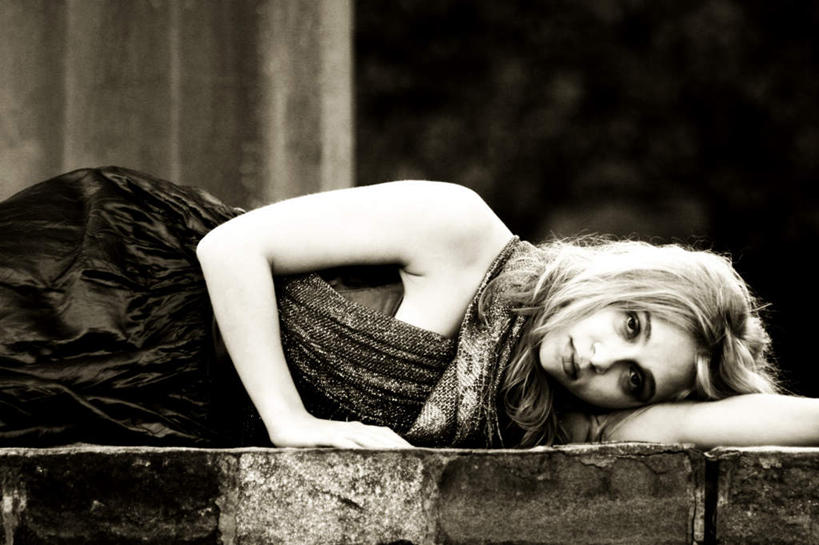 西方人,一个人,躺,横图,室内,白天,正面,裙子,复古,楼梯,欧洲,欧洲人,仅一个年轻女性,仅一个女性,仅一个人,连衣裙,朦胧,模糊,陈旧,阶梯,墙,扭头,注视,墙壁,墙面,台阶,观察,看,转头,观看,察看,关注,卧着,年轻女性,女人,女性,白种人,长发,躺着,卧,半身,彩图,深情