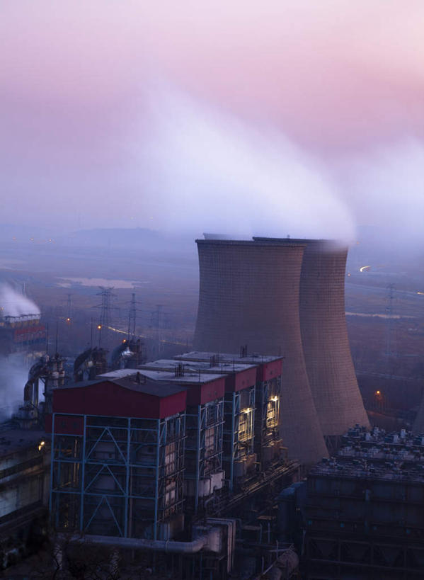 无人,家,工厂,竖图,全景,俯视,室外,夜晚,天际线,窗户,落地窗,路灯,照明,朦胧,模糊,发电机,房屋,屋子,烟雾,灯光,楼房,玻璃窗,住宅,灯,天空,天,工业,污染,照亮,电力塔,照明设备,冷却塔,彩图,高角度拍摄,房子,工地,制造厂