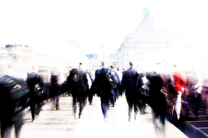 西方人,商务人士,商务男性,横图,室外,白天,正面,衬衫,石头,欧洲,欧洲人,套装,朦胧,模糊,石子,天桥,桥,许多人,天空,天,一群人,人行桥,商务装,工薪阶层,商城,白种人,白领,上班族,石块,步行,半身,彩图,衬衣