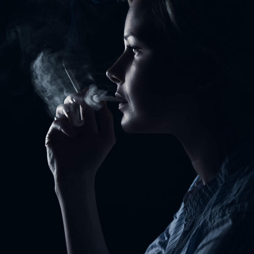 西方人,脸,头,脸颊,一个人,吸烟,方图,室内,特写,白天,侧面,香烟,欧洲,欧洲人,仅一个年轻女性,仅一个女性,仅一个人,握,服装,拿,拿着,注视,休闲装,衣服,黑色,观察,看,休闲,休闲服,烟,握着,摄影,服饰,影棚,观看,烟圈,察看,关注,孤单,年轻女性,女人,女性,白种人,头部,脸部,脸蛋,面部,卷烟,烟草,纸烟,抽烟,半身,彩图,影棚拍摄,拍摄