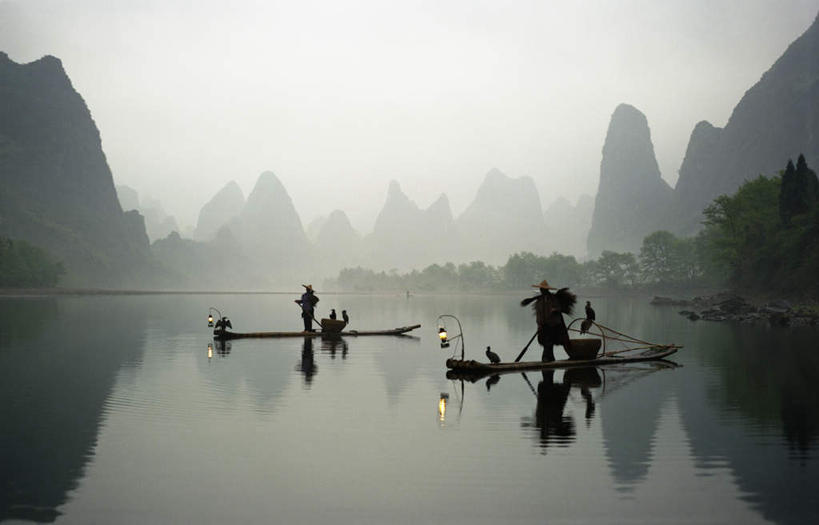 东方人,渔夫,横图,室外,白天,正面,森林,山,山脉,树林,植物,照明,桂林,中国,亚洲,波纹,飞溅,溅,灯笼,液体,纸灯笼,山峰,水滴,山峦,黄种人,水珠,树,树木,绿色,水纹,自然,船尾波,灯具,波浪,群山,生长,成长,广西,照亮,照明设备,喷洒,东亚,广西壮族自治区,中华人民共和国,桂林市,桂,华南地区,亚洲人,捕鱼人,打鱼人,彩图,全身