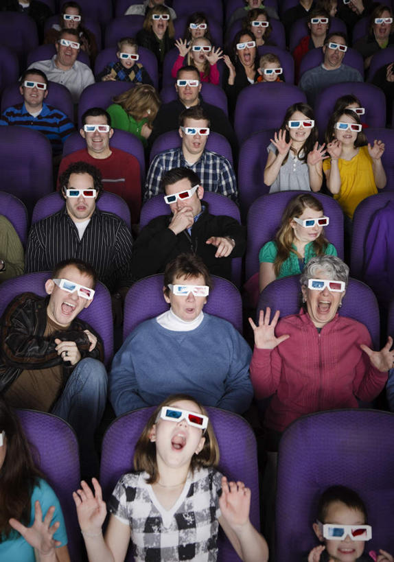 西方人,伸展双臂,竖图,俯视,室内,白天,电影院,椅子,欧洲,欧洲人,眼镜,许多人,张嘴,一群人,张大嘴巴,3D眼镜,立体眼镜,男人,男性,年轻男性,年轻女性,女人,女性,白种人,张开嘴,敞开双臂,伸开双臂,展开双肩,张开手臂,张开双臂,半身,彩图,高角度拍摄,电影