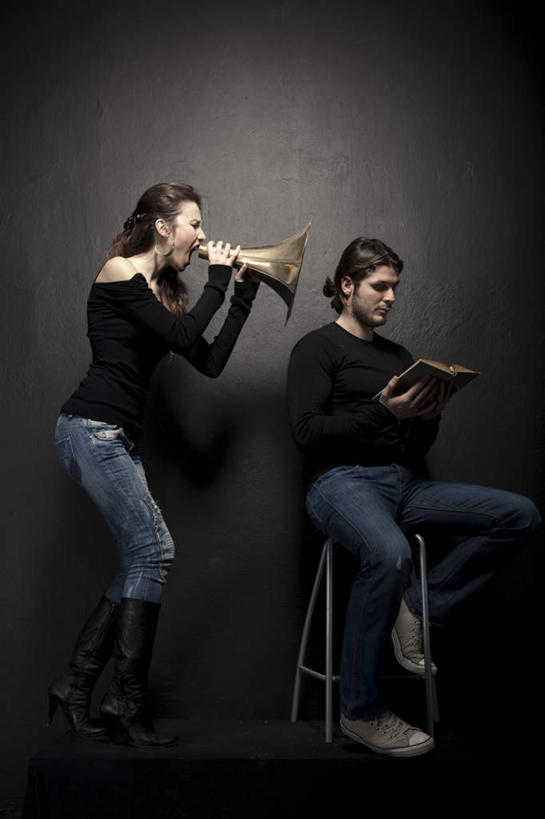 西方人,两个人,站,坐,竖图,室内,白天,正面,书籍,欧洲,欧洲人,握,服装,拿,拿着,休闲装,衣服,灰色,站着,张嘴,休闲,休闲服,握着,服饰,尖叫,张大嘴巴,男人,男性,年轻男性,年轻女性,女人,女性,白种人,书,图书,张开嘴,站立,坐着,彩图,全身