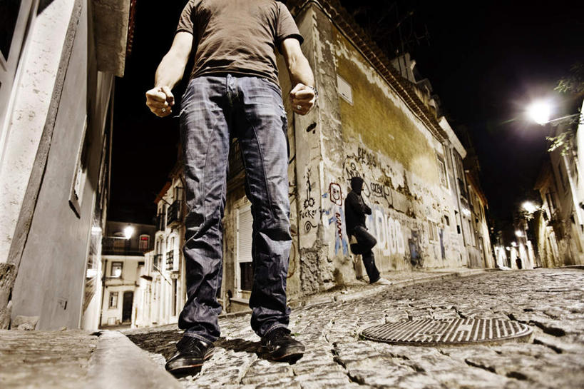 西方人,儿童,两个人,站,交叉,横图,室外,夜晚,正面,道路,路灯,照明,欧洲,欧洲人,墙,灯光,墙壁,墙面,灯,小孩,靠,靠着,倚靠,站着,照亮,倚着,照明设备,相交,交集,男孩,男人,男性,白种人,站立,半身,彩图,男生