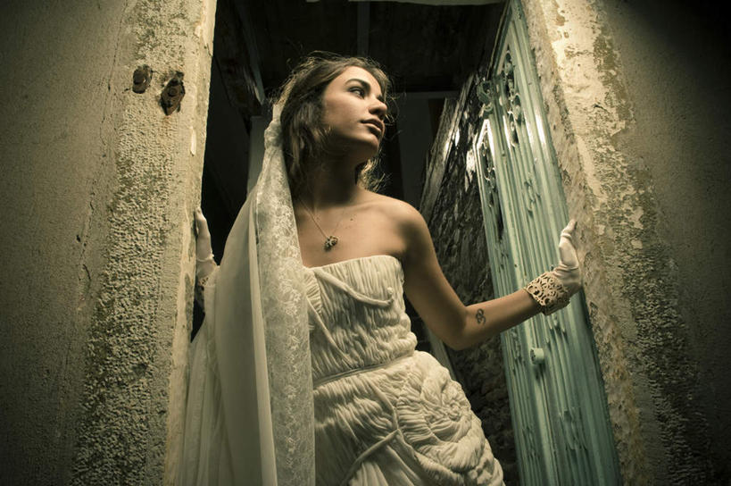 西方人,头发,一个人,新娘,横图,室内,白天,仰视,婚纱,婚礼,快乐,复古,楼梯,门,项链,欧洲,欧洲人,仅一个年轻女性,仅一个女性,仅一个人,庆祝,陈旧,阶梯,墙,结婚,墙壁,墙面,台阶,装饰品,饰品,首饰,门框,扶,回头,转头,喜庆,金色,露背,纪念,扶着,年轻女性,女人,女性,白种人,半身,彩图,低角度拍摄,婚礼服,礼服,高兴