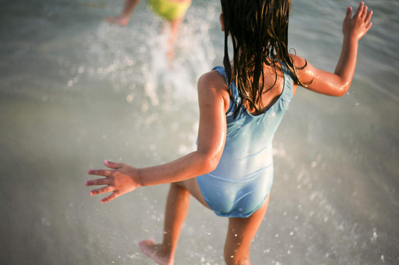 游泳,西方人,儿童,一个人,横图,俯视,室外,白天,泳装,游戏,纯洁,海浪,海洋,沙滩,欧洲,欧洲人,仅一个女性,仅一个人,伸展,戏水,阴影,光线,沙子,影子,海岸,浪花,沙地,玩,娱乐,小孩,蓝色,阳光,海水,仅一个小孩,休闲,可爱,童年,童趣,舒展,活动,发泄,消遣,智力,海景,童真,烂漫,无邪,连体泳衣,宣泄,泅水,拍浮,天真,女孩,女人,女性,白种人,孩子,大海,风浪,海,海水的波动,海滩,近岸浪,涌浪,玩耍,嬉戏,半身,彩图,高角度拍摄,泳衣,女生