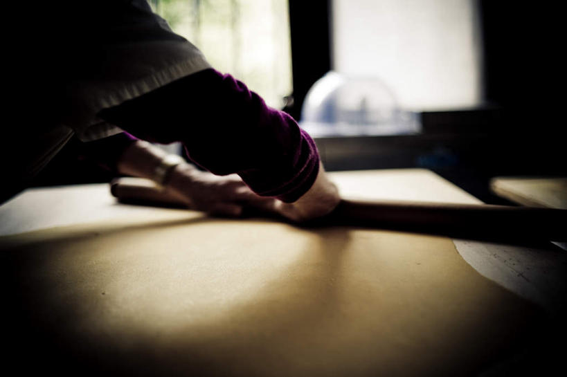 意大利面,西方人,手,横图,室内,特写,白天,正面,烹饪,餐桌,厨房,窗户,桌子,欧洲,欧洲人,擀面杖,手工,生食,美味,食品,擀面,玻璃窗,食物,手部,餐台,简单,简略,简朴,容易,甘旨,厚味,鲜味,白种人,彩图,全身,灶间