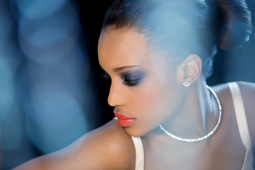 西方人,脸,头,脸颊,一个人,横图,室内,特写,白天,正面,爱情,奢侈,性感,项链,珠宝,欧洲,欧洲人,仅一个年轻女性,仅一个女性,仅一个人,光影,矿石,扭头,吊带衫,钻石,光点,装饰品,蓝色,白色,彩妆,耳环,饰品,首饰,转头,眼影,金刚石,昂贵,坚硬,贵重,宝石,坚定,信念,约定,耳饰,宝贵,尤物,年轻女性,女人,女性,白种人,头部,脸部,脸蛋,面部,半身,彩图,佳丽,丽人,美人