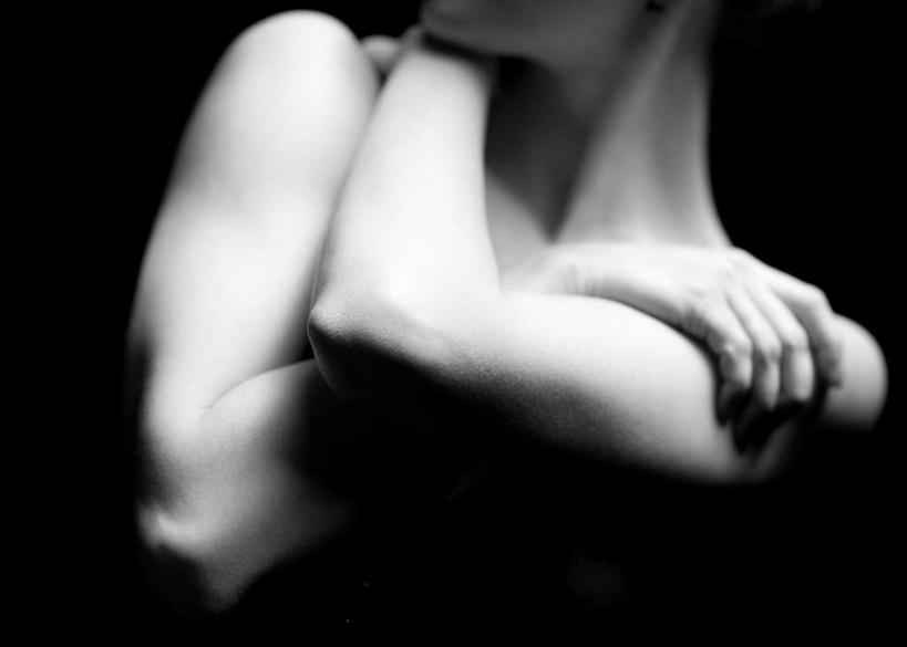 西方人,一个人,横图,黑白,室内,白天,正面,安全,欧洲,欧洲人,仅一个年轻女性,仅一个女性,仅一个人,黑色背景,防护,疲倦,疼痛,人体,摄影,影棚,保护,悲伤,疲劳,昏暗,恐怖,疲惫,惧怕,痛苦,保险,困乏,疲乏,保全,周全,安稳,安定,委顿,疲困,疲顿,疲钝,倦怠,怠倦,疾苦,苦楚,灰暗,晦暗,惊骇,恐惊,恐惧,平安,年轻女性,女人,女性,白种人,半身,影棚拍摄,拍摄