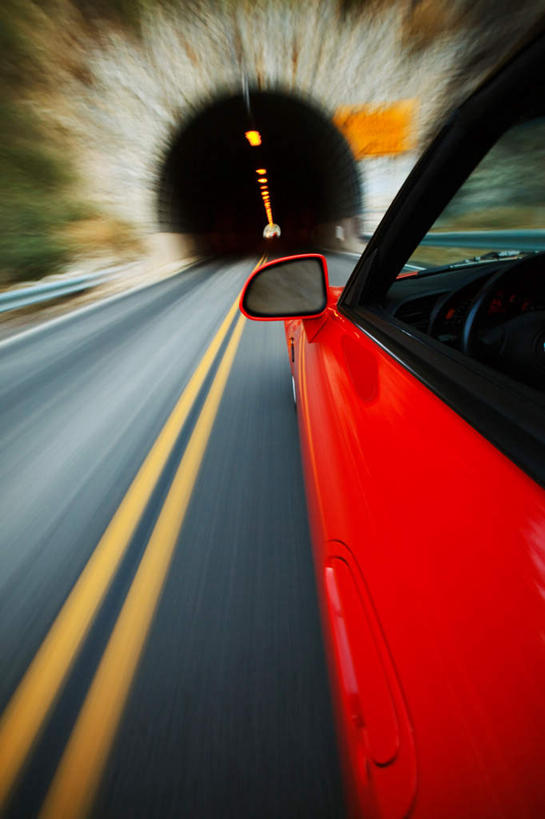 无人,竖图,室外,白天,正面,道路,路,路灯,公路,汽车,照明,奔驰,朦胧,模糊,隧道,山洞,灯光,分界线,停车线,交通,车,灯,树木,红色,方向盘,交通工具,轿车,车行道,车行道分界线,照亮,照明设备,载具,标线,疾驰,车行线,侧视镜,岩穴,马路,彩图,旅行