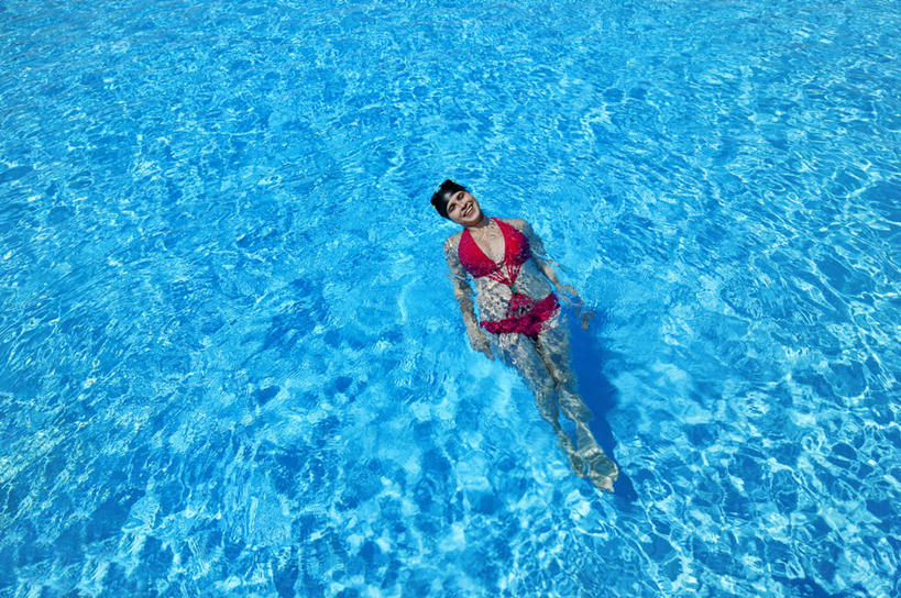 游泳,西方人,一个人,体育馆,游泳池,笑,微笑,露齿笑,横图,俯视,室外,白天,泳装,比基尼,水,欧洲,欧洲人,仅一个年轻女性,仅一个女性,仅一个人,阴影,波纹,漂浮,飘扬,光线,影子,水池,水面,夏季,飘落,泳池,红色,蓝色,水纹,阳光,波浪,夏日,夏天,欢快,下沉,游泳馆,降落,欢喜,欢欣,欢畅,泅水,飘零,炎天,拍浮,年轻女性,女人,女性,白种人,彩图,高角度拍摄,全身,三点式,泳衣,高兴,欢乐