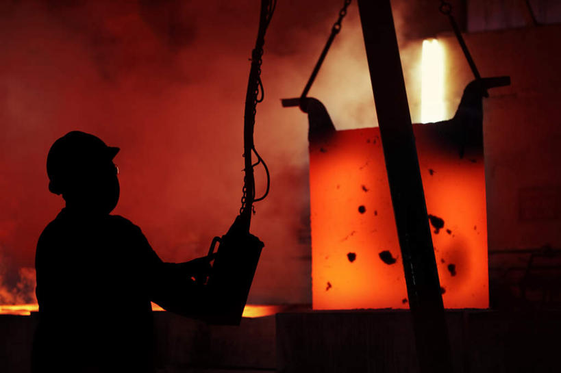 西方人,机修工,拉,横图,室内,白天,侧面,工作服,制服,热情,高温,火,金属制品,欧洲,欧洲人,金属,火焰,背光,燃烧,工人,一个,红色,金色,工业,单个,逆光,冶炼,炼铁,工作制服,产业,白种人,机械师,机修工人,半身,彩图,工作套服