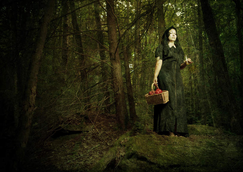 西方人,一个人,站,交叉,横图,室外,白天,正面,树林,植物,竹子,苹果,水果,欧洲,欧洲人,仅一个年轻女性,仅一个女性,仅一个人,一堆,许多,堆叠,堆积,竹制,新鲜,编织,篮子,生食,食品,果实,注视,树,树木,食物,一个,绿色,自然,竹篮,观察,看,站着,有机食品,绿色食品,生长,单个,成长,观看,竹条,堆,诡异,交织,察看,竹制品,恐怖,关注,巫婆,巫师,可怕,可骇,穿插,恐惧,年轻女性,女人,女性,白种人,站立,彩图,全身