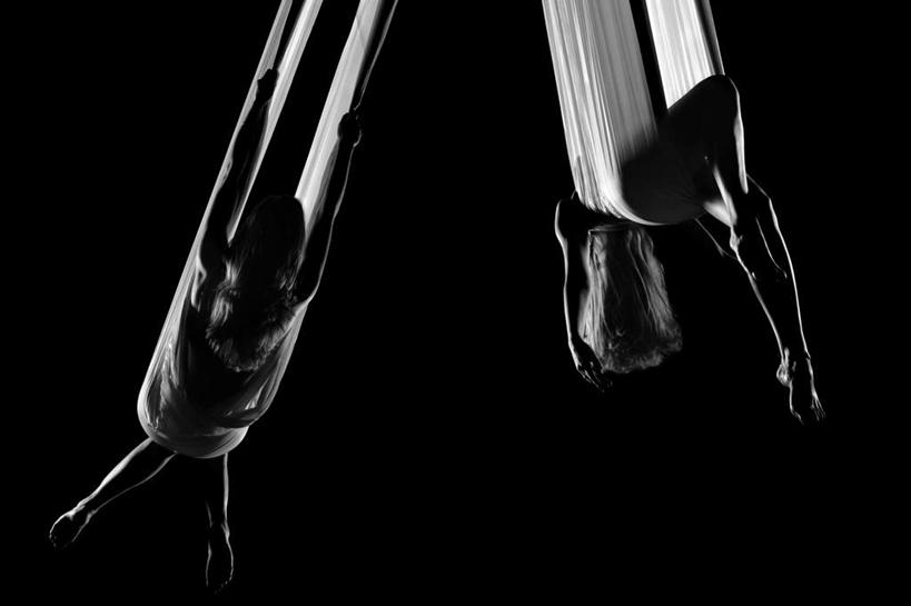 西方人,裸体,两个人,横图,室内,白天,正面,欧洲,欧洲人,撑,吊挂,握,悬挂,摇摆,黑色背景,布料,挂,拿,拿着,腰带,裸露,杂技,白色,握着,摄影,影棚,赤裸,撑着,裸,杂耍,赤身,年轻女性,女人,女性,白种人,彩图,全身,影棚拍摄,拍摄