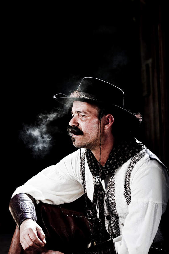 西方人,胡须,一个人,警察,警长,警卫,牛仔,坐,吸烟,竖图,室内,夜晚,正面,帽子,欧洲,欧洲人,仅一个男性,仅一个人,仅一个中年男性,黑色背景,烟雾,注视,观察,看,牛仔帽,摄影,影棚,观看,察看,关注,男人,男性,中年男性,白种人,胡子,络腮胡,保安,警卫员,看守,卫兵,抽烟,坐着,半身,彩图,影棚拍摄,拍摄