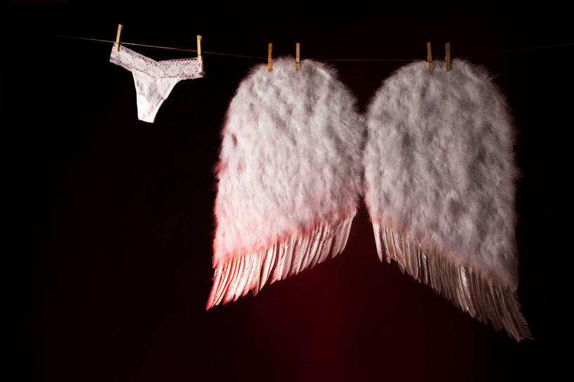 无人,横图,室内,特写,白天,正面,静物,许多,吊挂,悬挂,内裤,内衣,装饰,木制,翅膀,挂,夹子,晾衣绳,木制品,绳子,华丽,修饰,点缀,衣夹,衬托,美观,雅致,雅观,亵服,彩图