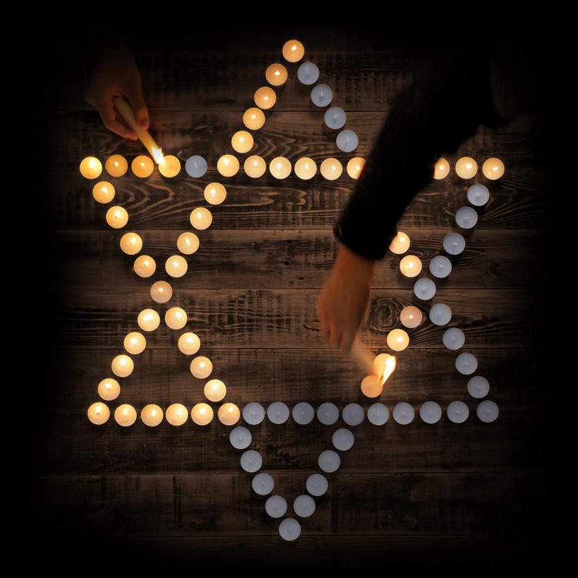 西方人,一个人,方图,俯视,室内,白天,神秘,地板,蜡烛,欧洲,欧洲人,仅一个男性,仅一个人,一排,握,节日,整齐,火焰,烛光,地面,燃烧,拿,拿着,文化,木地板,排列,仅一个年轻男性,点燃,祈祷,健康,握着,许愿,宗教,信仰,纪念,祈求,队列,六芒星,大卫之星,平安,男人,男性,年轻男性,白种人,半身,彩图,高角度拍摄