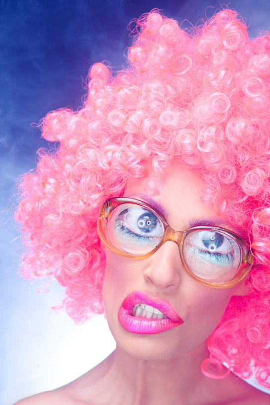 西方人,脸,头,脸颊,一个人,竖图,室内,特写,白天,正面,爱情,幸福,欧洲,欧洲人,仅一个年轻女性,仅一个女性,仅一个人,一副,假发,眼镜,粉红色,粉红,浪漫,注视,粉色,观察,看,健康,可爱,夸张,摄影,活泼,影棚,观看,青春,呆滞,恶搞,满足,甜美,察看,关注,时髦,温柔,近视眼镜,纯真,板滞,年轻女性,女人,女性,白种人,头部,脸部,脸蛋,面部,半身,彩图,影棚拍摄,拍摄