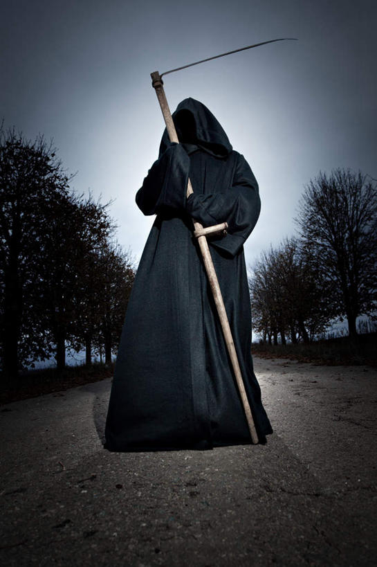 西方人,手,一个人,站,竖图,室外,特写,白天,仰视,旅游,度假,草地,草坪,植物,道路,路,欧洲,欧洲人,仅一个男性,仅一个人,握,阴影,光线,长袍,影子,云,云朵,小路,交通,拿,云彩,拿着,娱乐,草,树,树木,仅一个年轻男性,蓝色,绿色,黑色,白云,蓝天,天空,阳光,自然,天,站着,享受,休闲,手部,放松,握着,生长,晴朗,成长,镰刀,死神,男人,男性,年轻男性,白种人,晴空,站立,彩图,低角度拍摄,全身