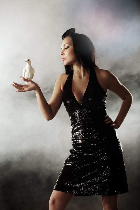 西方人,手,一个人,站,举,竖图,室内,特写,白天,正面,裙子,雾,鸟,欧洲,欧洲人,仅一个年轻女性,仅一个女性,仅一个人,连衣裙,朦胧,模糊,斑鸠,鸟类,注视,手叉腰,一只,叉腰,观察,看,托,站着,手部,栖息,观看,迷雾,察看,关注,欧斑鸠,栖身,年轻女性,女人,女性,白种人,大雾,举起,举手,举着,向上举,向上伸,向上托,站立,半身,彩图