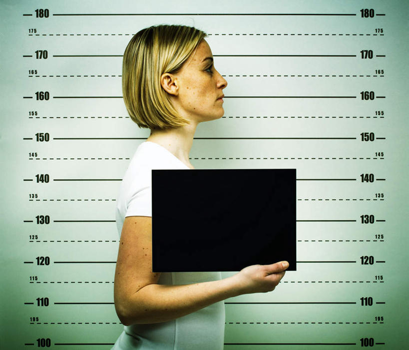 西方人,手,一个人,站,捧,横图,室内,特写,白天,侧面,欧洲,欧洲人,仅一个年轻女性,仅一个女性,仅一个人,阴影,服装,反射,标志,文字,影子,字符,字母,墙,注视,休闲装,标识,墙壁,墙面,衣服,黑板,观察,看,站着,休闲,手部,休闲服,服饰,观看,察看,尺度,关注,标准,年轻女性,女人,女性,白种人,端,端着,捧着,手捧,站立,半身,彩图