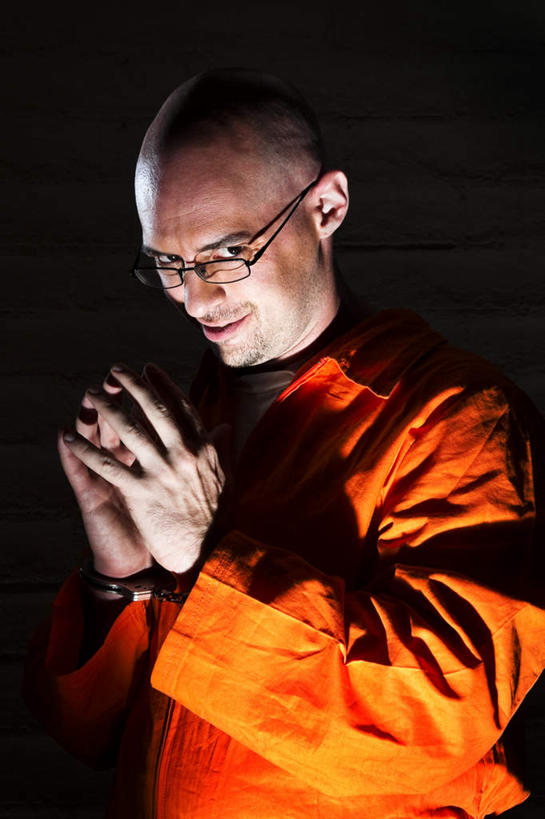 西方人,秃头,一个人,站,笑,微笑,露齿笑,竖图,室内,白天,侧面,手铐,欧洲,欧洲人,仅一个男性,仅一个人,仅一个中年男性,一副,关闭,握,黑色背景,工具,眼镜,拿,拿着,注视,观察,看,站着,握着,摄影,影棚,观看,禁止,察看,捕捉,逮捕,拘捕,束缚,关注,限制,捕获,近视眼镜,邪恶,警具,警械,押解,缉捕,搜捕,捉拿,拘留,拘系,拘押,拘禁,禁制,伤害,罪恶,险恶,危险,男人,男性,中年男性,白种人,光头,无发,站立,半身,彩图,影棚拍摄,拍摄