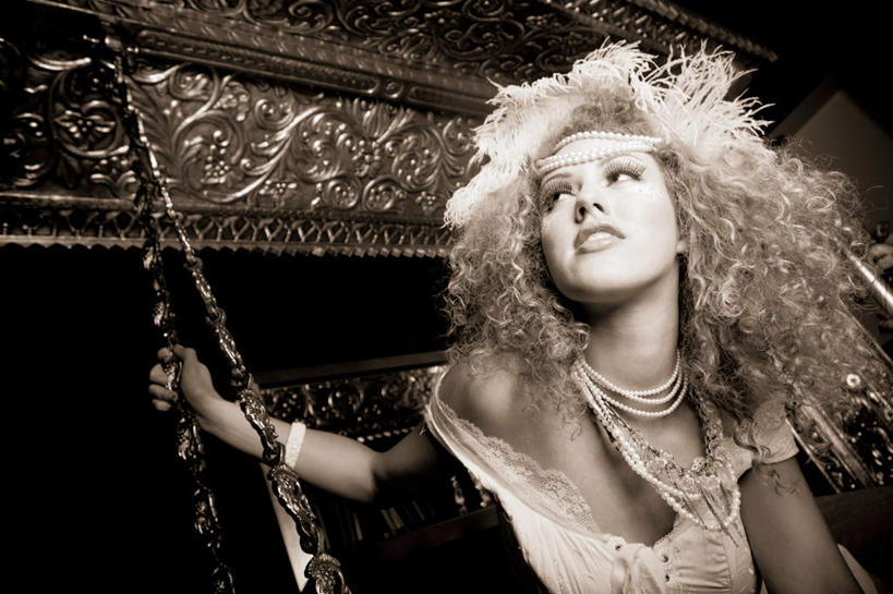 西方人,头发,一个人,坐,拉,横图,室内,特写,白天,仰视,性感,项链,欧洲,欧洲人,仅一个年轻女性,仅一个女性,仅一个人,一条,表演,装饰,注视,装饰品,扮演,饰品,首饰,秋千,荡秋千,观察,看,诱惑,观看,华丽,修饰,勾引,点缀,察看,蓬松,演出,关注,衬托,美观,雅致,雅观,引诱,疏松,尤物,年轻女性,女人,女性,白种人,卷发,坐着,半身,彩图,低角度拍摄,佳丽,丽人,美人