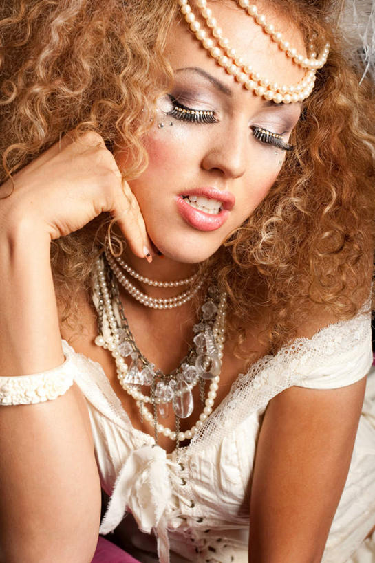 西方人,头发,一个人,坐,闭眼,摸,竖图,室内,特写,白天,正面,性感,项链,欧洲,欧洲人,仅一个年轻女性,仅一个女性,仅一个人,一条,抚摸,装饰,装饰品,饰品,首饰,诱惑,华丽,修饰,勾引,点缀,蓬松,衬托,美观,雅致,雅观,引诱,疏松,尤物,年轻女性,女人,女性,白种人,卷发,闭眼睛,闭着眼,闭着眼睛,触摸,接触,坐着,半身,彩图,佳丽,丽人,美人