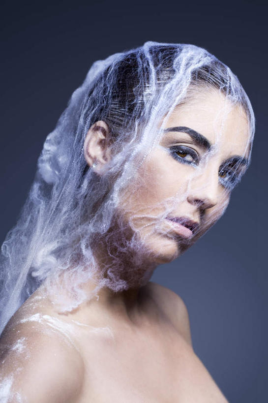 西方人,脸,头,脸颊,一个人,站,竖图,室内,特写,白天,正面,欧洲,欧洲人,仅一个年轻女性,仅一个女性,仅一个人,灰色背景,棉絮,棉花,注视,裸露,观察,看,站着,摄影,影棚,赤裸,观看,察看,关注,裸,年轻女性,女人,女性,白种人,头部,脸部,脸蛋,面部,站立,半身,彩图,影棚拍摄,拍摄