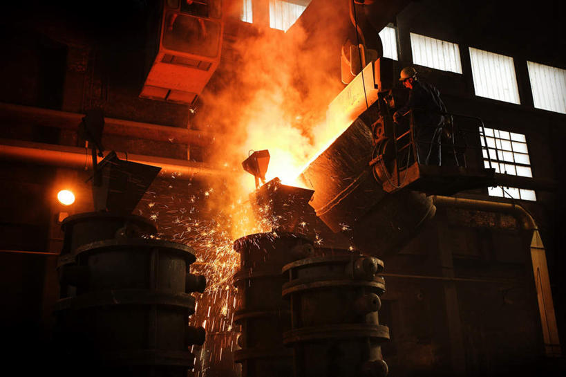 西方人,一个人,工厂,站,横图,室内,白天,仰视,帽子,金属制品,欧洲,欧洲人,仅一个男性,仅一个人,仅一个中年男性,握,金属,头盔,拿,拿着,注视,安全帽,观察,看,站着,握着,观看,察看,关注,锅炉,男人,男性,中年男性,白种人,站立,半身,彩图,低角度拍摄,工地,制造厂