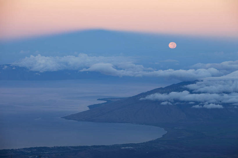 无人,横图,俯视,航拍,室外,白天,旅游,度假,岛屿,美景,日落,太阳,夏威夷,美国,阴影,光线,影子,景观,晚霞,霞光,云,云朵,落日,云彩,娱乐,蓝色,白云,蓝天,天空,阳光,自然,黄昏,天,享受,休闲,景色,彩霞,放松,晴朗,北美,北美洲,鸟瞰,自然风光,美洲,夏威夷州,爱洛哈之州,北亚美利加洲,亚美利加洲,夕照,列岛,群岛,诸岛,晴空,夕阳,彩图,高角度拍摄,毛伊岛,茂伊岛,茂宜岛,山谷之岛,斜阳