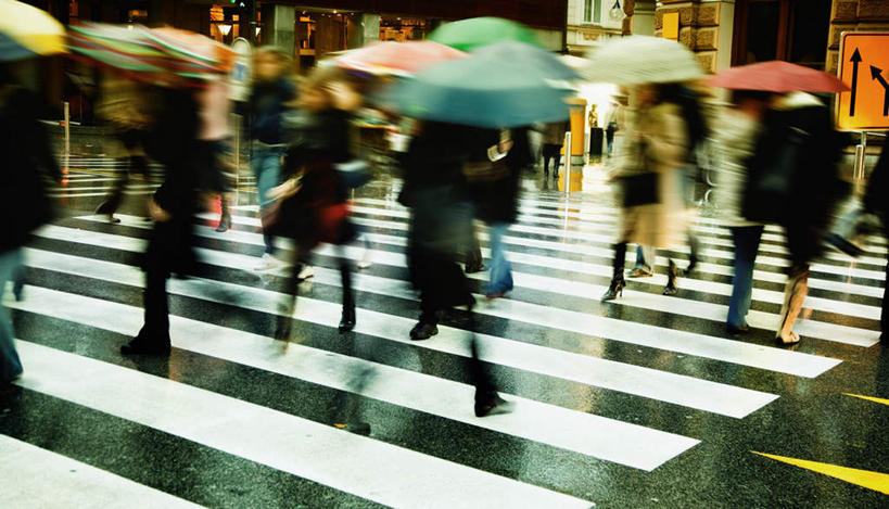 西方人,商店,走,举,横图,俯视,室外,白天,雨,暴雨,大雨,道路,路,人行横道,公路,欧洲,欧洲人,行人,游客,游人,撑开,握,服装,朦胧,模糊,伞,雨伞,遮阳伞,人行道,交通,许多人,拿,拿着,休闲装,阳伞,商铺,路人,旅客,衣服,打开,托,一群人,休闲,休闲服,握着,服饰,细雨,开启,人行横道线,市肆,商号,过客,白种人,小雨,斑马线,马路,步行,举起,举手,举着,散步,向上举,向上伸,向上托,走路,半身,彩图,高角度拍摄,店铺