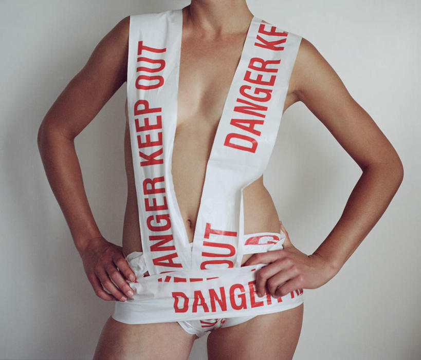 西方人,一个人,站,横图,室内,白天,正面,欧洲,欧洲人,仅一个年轻女性,仅一个女性,仅一个人,阴影,朦胧,模糊,反射,英文,标志,文字,影子,字符,字母,墙,标识,手叉腰,裸露,墙壁,墙面,叉腰,站着,英文字母,封条,双手叉腰,裸,年轻女性,女人,女性,白种人,站立,半身,彩图