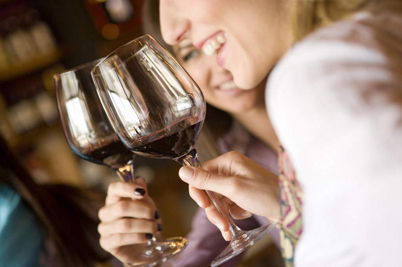 葡萄酒,西方人,脸,头,脸颊,指甲,两个人,伙伴,朋友,笑,微笑,露齿笑,横图,室内,特写,白天,侧面,友谊,杯子,书籍,欧洲,欧洲人,一排,许多,阴影,朦胧,模糊,庆祝,整齐,光线,高脚杯,影子,红酒杯,酒类,肩膀,玻璃制品,酒,饮料,排列,两个,黑色,酒杯,书柜,干杯,碰杯,书橱,红葡萄酒,交际,友好,欢快,庆贺,队列,礼仪,敬酒,劝酒,欢喜,欢欣,欢畅,友情,年轻女性,女人,女性,白种人,头部,脸部,脸蛋,面部,手指甲,玻璃杯,书,图书,半身,彩图,高兴,欢乐