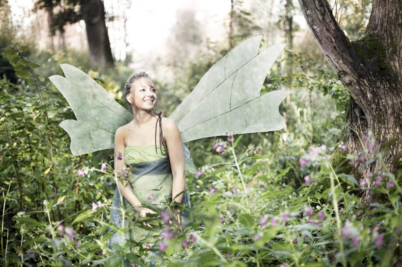 西方人,一个人,站,笑,微笑,露齿笑,横图,室外,白天,正面,花海,花圃,森林,树林,植物,叶子,欧洲,欧洲人,仅一个年轻女性,仅一个女性,仅一个人,握,朦胧,模糊,盛开,翅膀,花蕾,注视,花,花瓣,花朵,花卉,鲜花,树,树木,蓝色,绿色,蓝天,天空,自然,花丛,花束,花田,天,花苞,花蕊,观察,看,站着,握着,生长,晴朗,成长,观看,仙女,察看,关注,万里无云,精灵,年轻女性,女人,女性,白种人,晴空,晴空万里,站立,半身,彩图