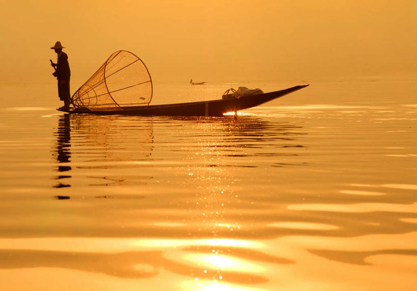 东方人,一个人,渔夫,站,横图,室外,白天,留白,侧面,旅游,度假,湖,湖泊,美景,日落,水,船,缅甸,亚洲,仅一个男性,仅一个人,仅一个中年男性,撑,朦胧,模糊,湖面,景观,水流,水面,晚霞,霞光,落日,木船,注视,黄种人,娱乐,斗笠,倒影,自然,黄昏,交通工具,湖水,观察,看,站着,享受,休闲,景色,彩霞,放松,东南亚,观看,察看,倒映,撑着,舟,关注,自然风光,载具,缅甸联邦,竹篙,夕照,反照,笠帽,男人,男性,中年男性,亚洲人,捕鱼人,打鱼人,夕阳,站立,彩图,全身,斜阳
