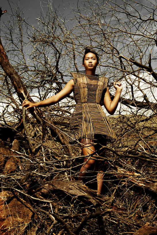 东方人,一个人,模特,站,竖图,室外,白天,仰视,民族服装,美景,植物,亚洲,仅一个年轻女性,仅一个女性,仅一个人,枯萎,景观,云,云朵,枝条,云彩,注视,黄种人,树,树木,树枝,蓝色,绿色,白云,蓝天,天空,自然,天,扶,观察,看,站着,景色,生长,晴朗,成长,观看,死亡,察看,扶着,关注,乡下,乡间,自然风光,虬枝,枝杈,枯败,年轻女性,女人,女性,亚洲人,晴空,模特儿,站立,彩图,低角度拍摄,全身,传统服装,民俗服