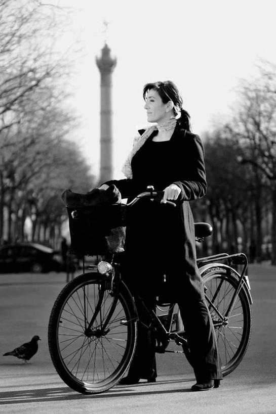 西方人,一个人,站,拉,推,笑,微笑,露齿笑,竖图,黑白,室外,白天,正面,高跟鞋,友谊,植物,街道,自行车,汽车,鸽子,鸟,鞋子,法国,巴黎,欧洲,欧洲人,仅一个女性,仅一个人,一条,阴影,服装,装饰,反射,鸟类,包,皮包,影子,首都,风衣,注视,休闲装,车,脚踏车,树,树木,一只,衣服,绿色,自然,围巾,交通工具,轿车,观察,看,站着,仅一个中年女性,休闲,温暖,休闲服,服饰,生长,成长,围脖,观看,保暖,华丽,单肩包,点缀,察看,象征,御寒,关注,载具,和平,法兰西共和国,衬托,美观,雅致,雅观,法兰西第五共和国,信使,巴士底狱,女人,女性,中年女性,白种人,站立,全身