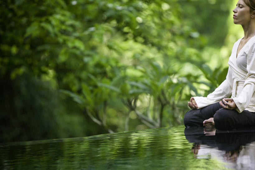 西方人,一个人,坐,闭眼,盘腿,横图,室外,白天,正面,锻炼,瑜伽,运动,河流,水,植物,叶子,欧洲,欧洲人,仅一个年轻女性,仅一个女性,仅一个人,阴影,波纹,服装,朦胧,模糊,反射,光线,影子,河水,水流,绿叶,涟漪,休闲装,树,树木,衣服,绿色,水纹,阳光,自然,波浪,休闲,休闲服,嫩叶,搭,养生,服饰,生长,成长,搭着,马来群岛,小巽他群岛,水晕,努沙登加拉群岛,体育,年轻女性,女人,女性,白种人,叶,叶片,闭眼睛,闭着眼,闭着眼睛,盘腿而坐,盘膝,盘着腿的,盘着腿坐,双腿交叉,坐着,半身,彩图,健身