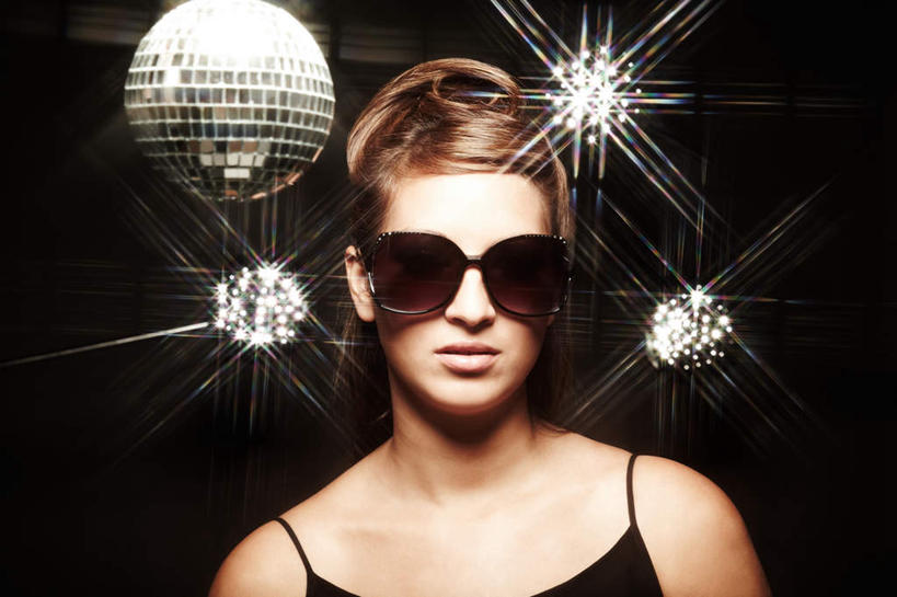 西方人,脸,头,脸颊,一个人,站,横图,室内,特写,白天,正面,照明,欧洲,欧洲人,仅一个年轻女性,仅一个女性,仅一个人,戴,阴影,黑色背景,朦胧,模糊,光线,背心,墨镜,眼镜,影子,灯光,注视,肩膀,灯,一个,黑色,太阳镜,太阳眼镜,灯具,观察,看,站着,遮阳镜,摄影,影棚,单个,观看,照亮,戴着,察看,照明设备,关注,镭射灯,年轻女性,女人,女性,白种人,头部,脸部,脸蛋,面部,站立,半身,彩图,影棚拍摄,拍摄