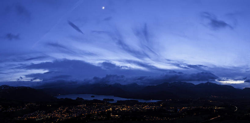 无人,家,横图,俯视,航拍,室外,白天,长时间曝光,旅游,度假,标志建筑,地标,建筑,许多,阴影,朦胧,模糊,反射,光线,影子,房屋,屋子,乡村,月亮,云,云朵,建筑群,灯光,月光,云彩,娱乐,建设,楼房,住宅,排列,蓝色,白云,蓝天,天空,村庄,天,享受,休闲,旅游胜地,放松,晴朗,村落,明亮,鸟瞰,曝光,灯火辉煌,皎洁,摆列,村子,暴光,灯烛辉煌,晴空,彩图,高角度拍摄,房子,布列,分列