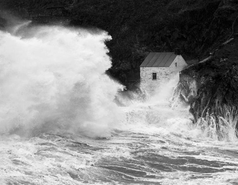 无人,家,横图,俯视,黑白,室外,白天,旅游,度假,石头,美景,山,山脉,水,植物,英国,欧洲,飞溅,溅,石子,液体,房屋,屋子,景观,山峰,水滴,山峦,娱乐,楼房,住宅,水珠,树,树木,绿色,自然,群山,享受,休闲,景色,放松,生长,成长,西欧,喷洒,灾难,自然风光,大不列颠,威尔士,大不列颠及北爱尔兰联合王国,大不列颠联合王国,日不落英帝国,威尔士公国,劫难,磨难,灾祸,大水,洪水,石块,岩石,高角度拍摄,房子,灾害