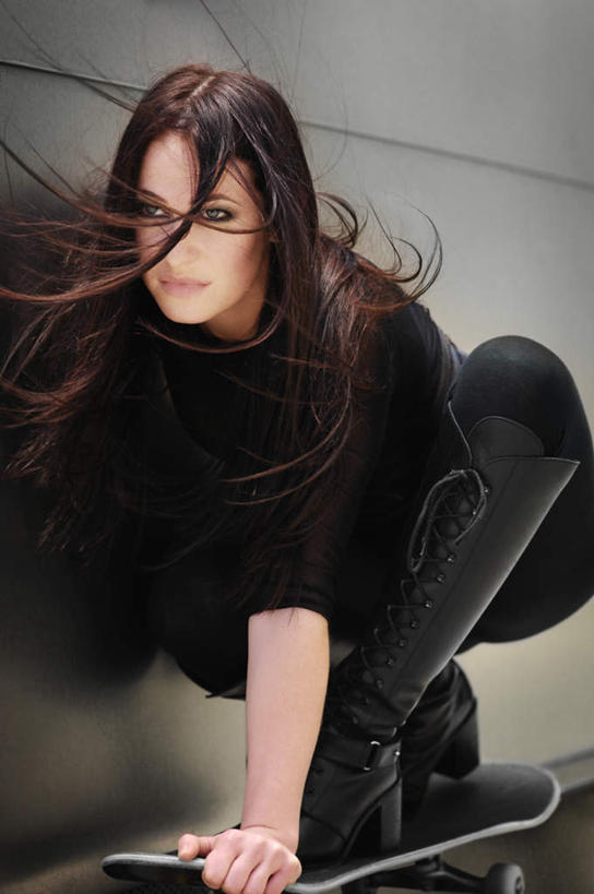 西方人,头发,一个人,蹲,竖图,室外,白天,正面,锻炼,运动,欧洲,欧洲人,仅一个年轻女性,仅一个女性,仅一个人,服装,朦胧,模糊,墙,注视,休闲装,极限运动,飞舞,墙壁,墙面,一个,衣服,灰色,扶,观察,看,休闲,休闲服,服饰,单个,滑板,观看,察看,扶着,微风,关注,飘动,和风,轻风,体育,年轻女性,女人,女性,白种人,蹲着,彩图,全身,健身,滑板运动